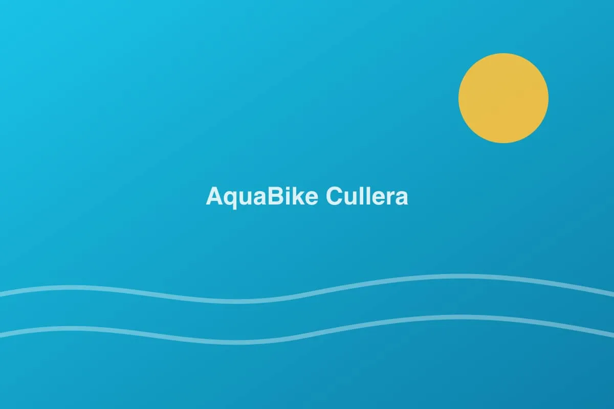 Familia pedaleando en una bicicleta acuática doble en Cullera