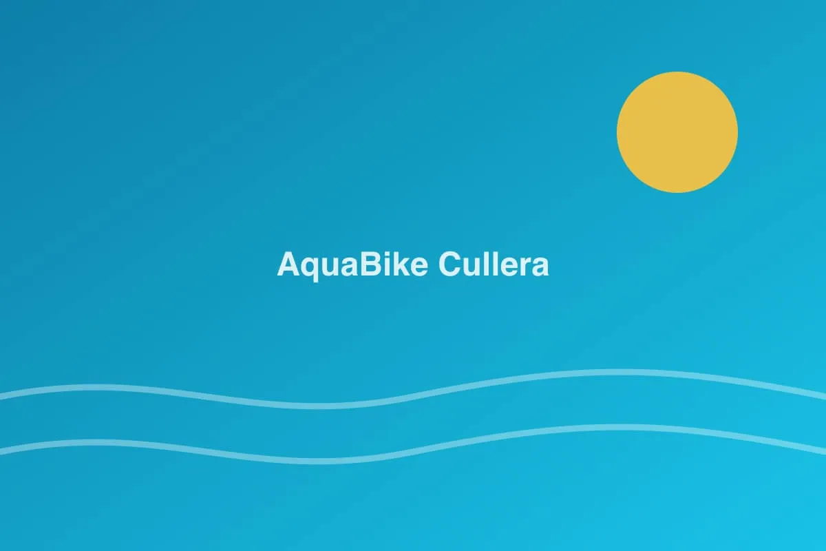 Bicicleta acuática vista desde el agua con el faro de Cullera